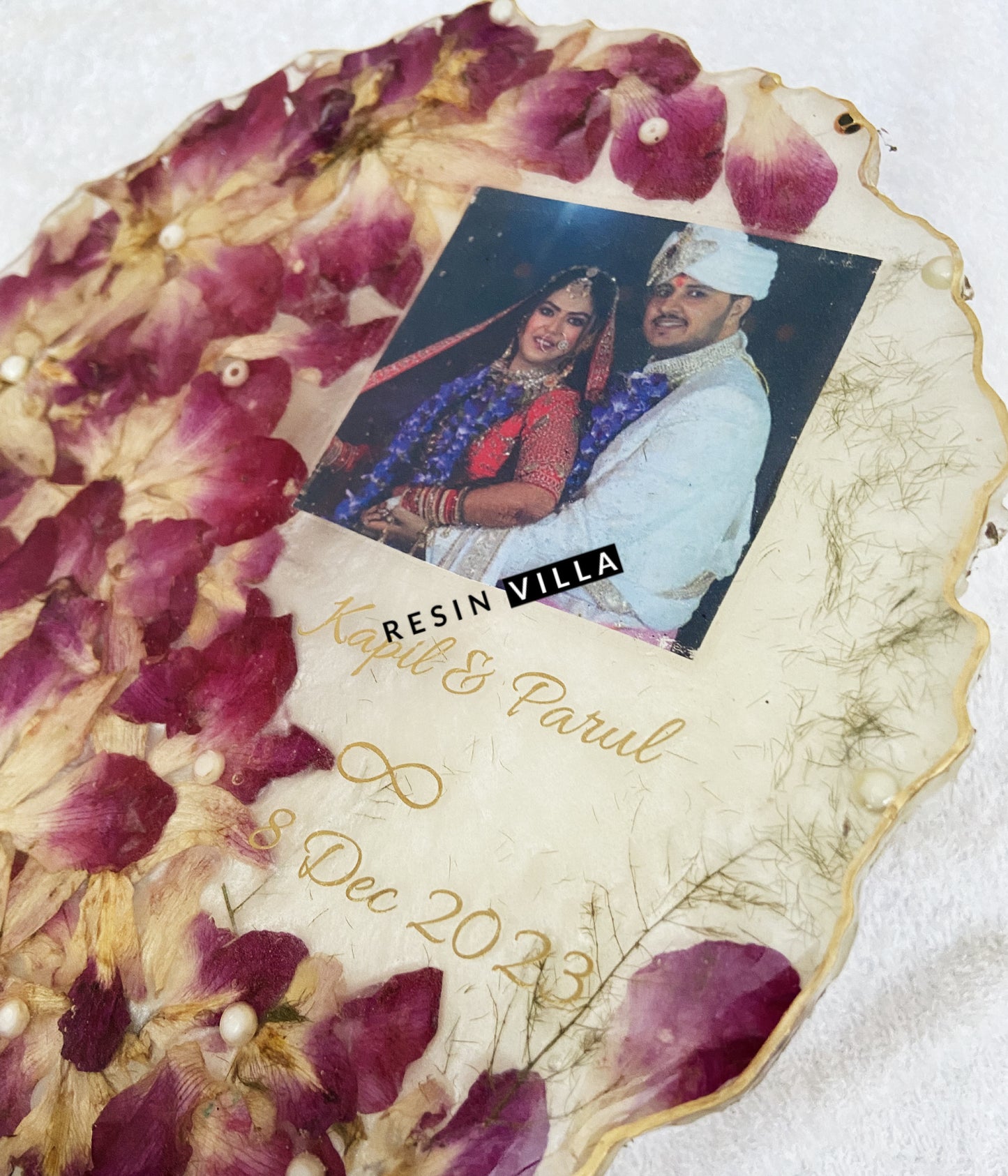 Preserving your wedding varmalas in resin is an enchanting way to commemorate one of the most important days of your life.