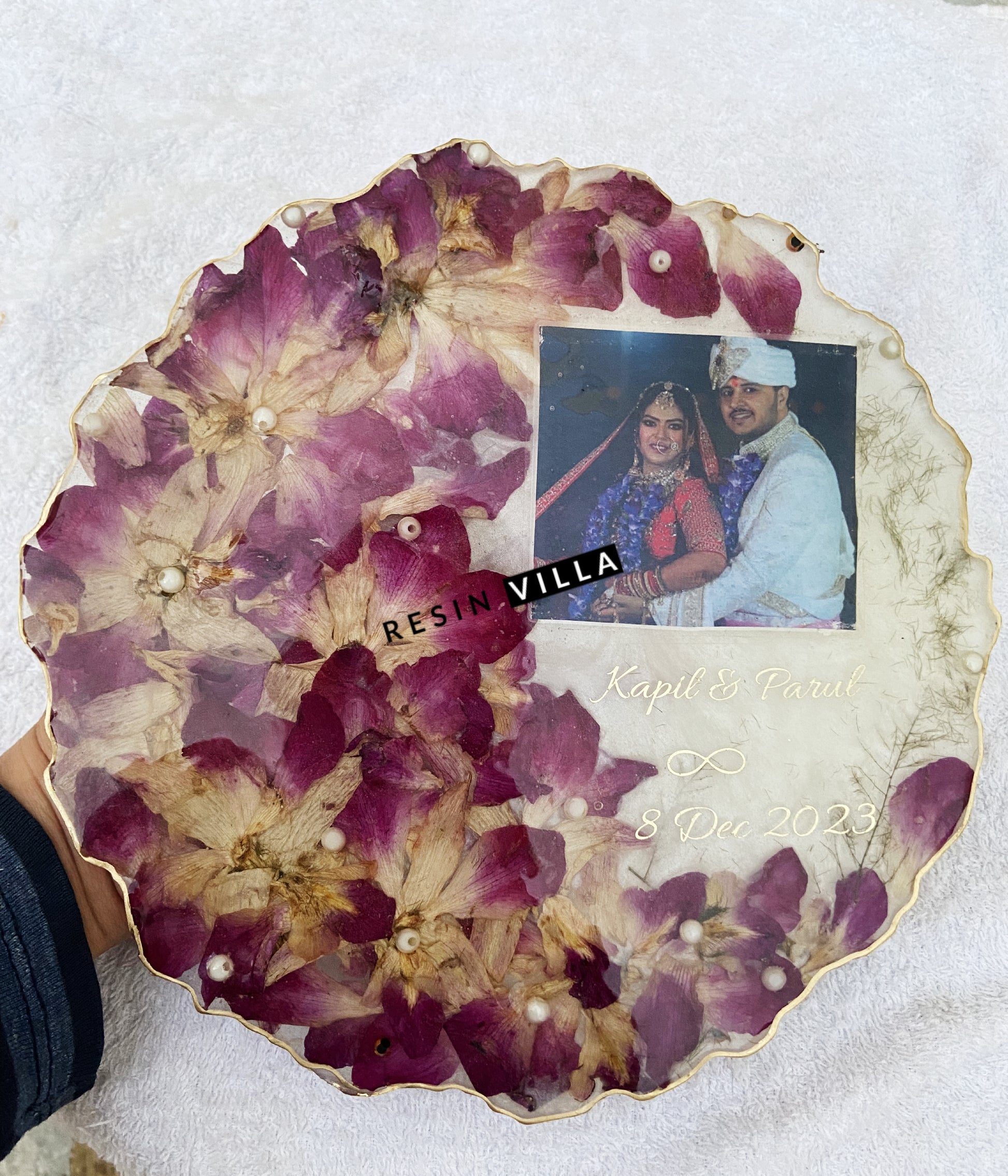 Preserving your wedding varmalas in resin is an enchanting way to commemorate one of the most important days of your life.