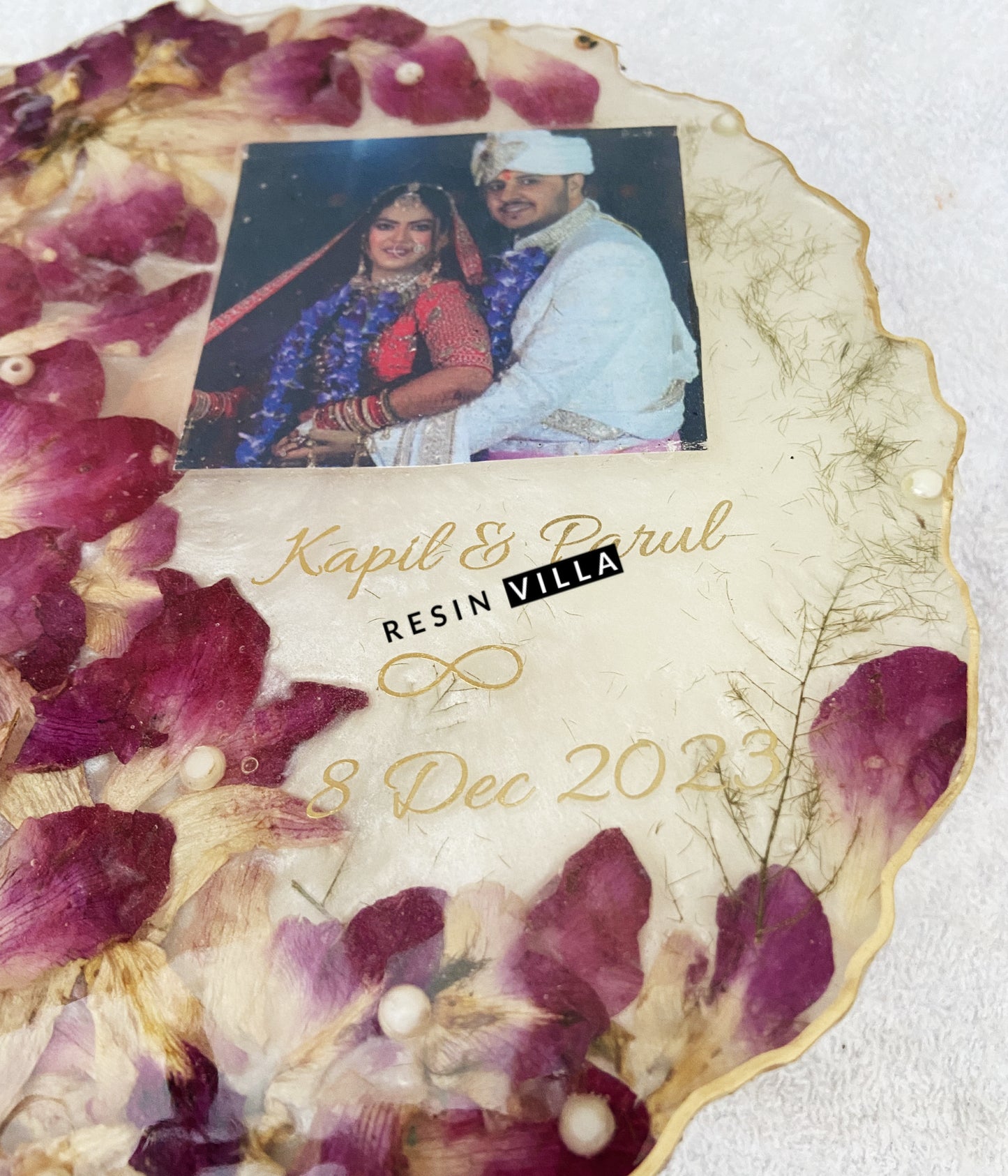 Preserving your wedding varmalas in resin is an enchanting way to commemorate one of the most important days of your life.